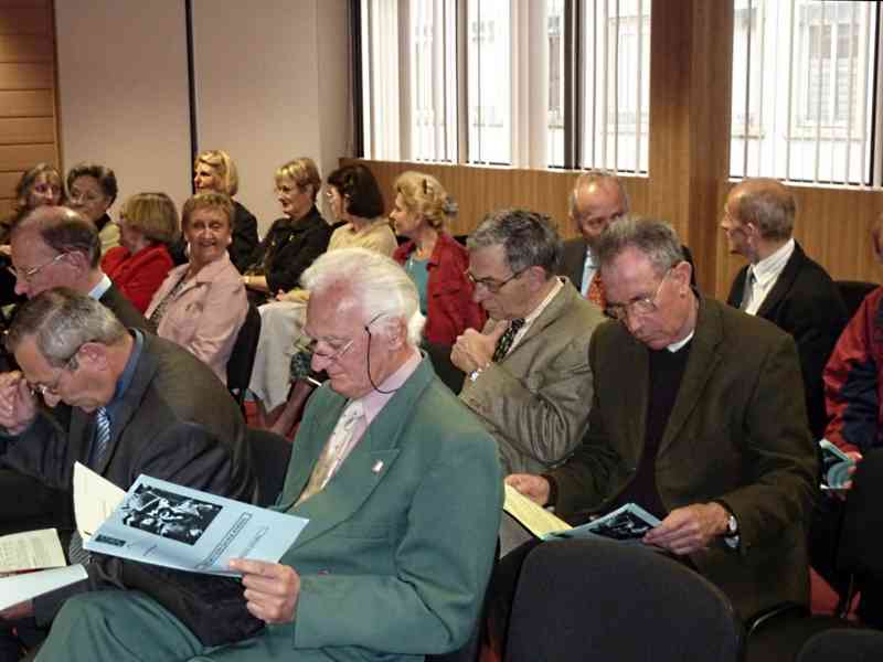 01_Im 124 (Balvay).jpg - On compulse la documentation...